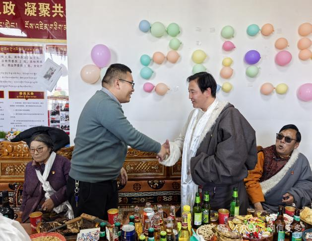安多县强玛镇举行藏历新年镇村干部茶话会.png