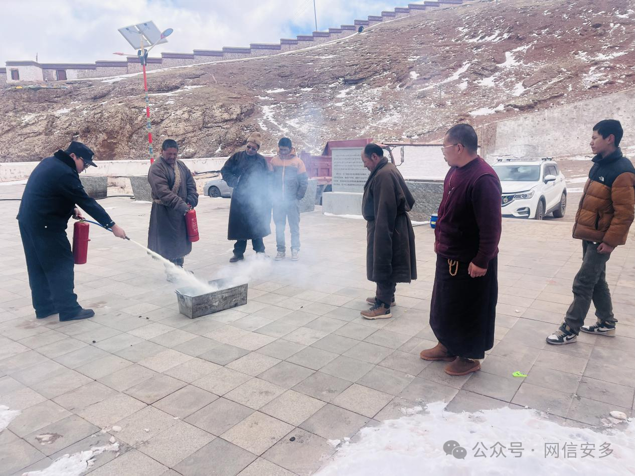 安多县唐卡寺管委会组织僧人开展消防安全应急演练.png