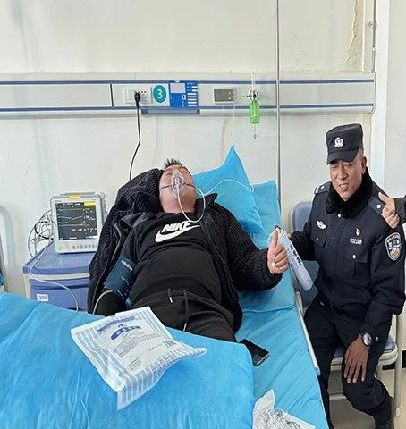 唐古拉山附近交警上演生死救援！.jpg