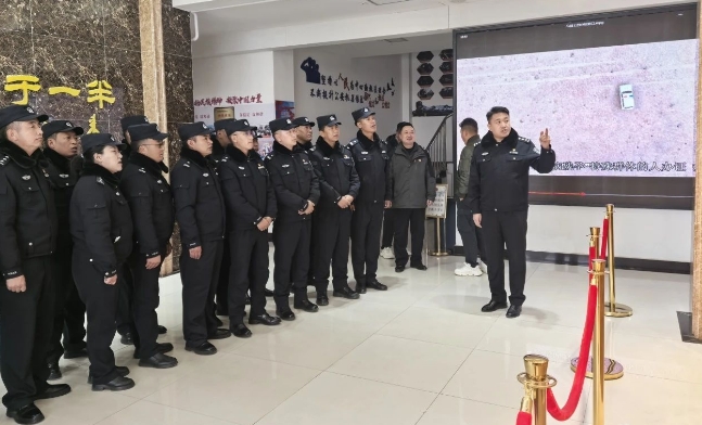 尼玛次仁一行到安多县公安局开展考察交流工作.png
