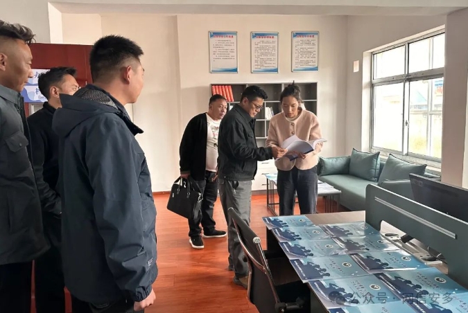 格桑督导检查帕那镇社区戒毒社区康复工作站.png