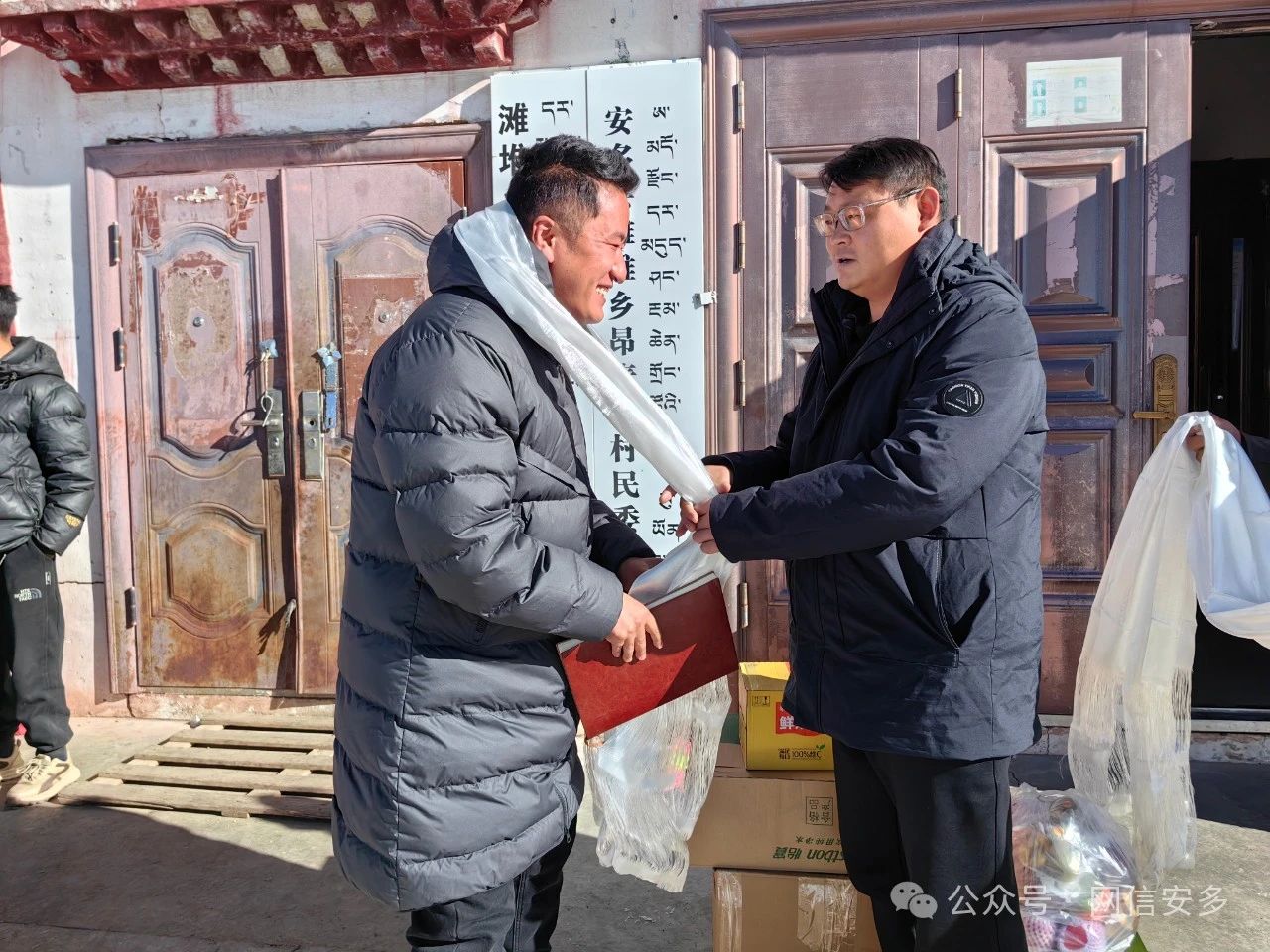 李品节前看望慰问驻村干警.jpg